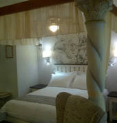Luxury Aircond/heated suites for accommodation set privately on the Estate overlooking the Lake
